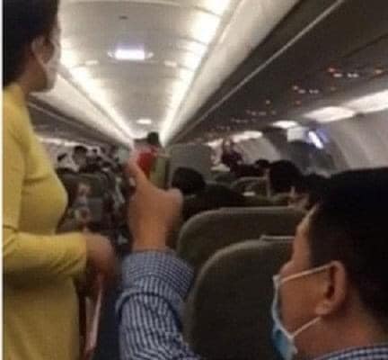 KHI H&Agrave;NH KH&Aacute;CH VIỆT ĐI M&Aacute;Y BAY MỸ